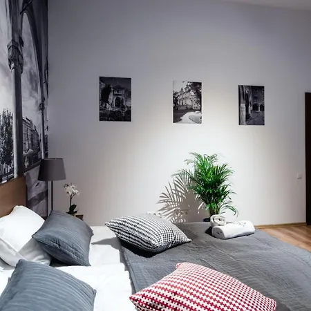 Cracow Rent Apartments - Spacious Apartments For 2-7 People In Quiet Area - Kolberga Street Nr 3 - 10 Min To Main Square By Foot-2